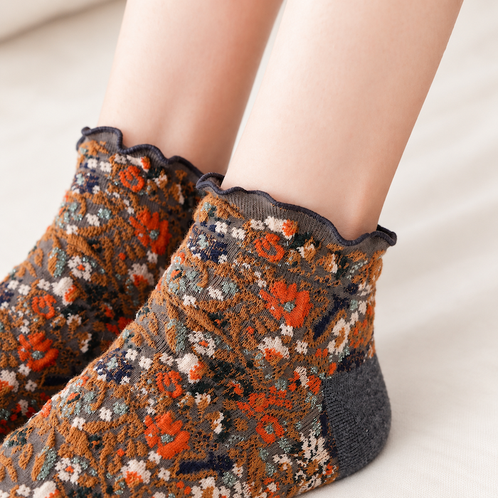 Chaussettes fleuries femme à froufrous – La Mystérieuse Lou Renard